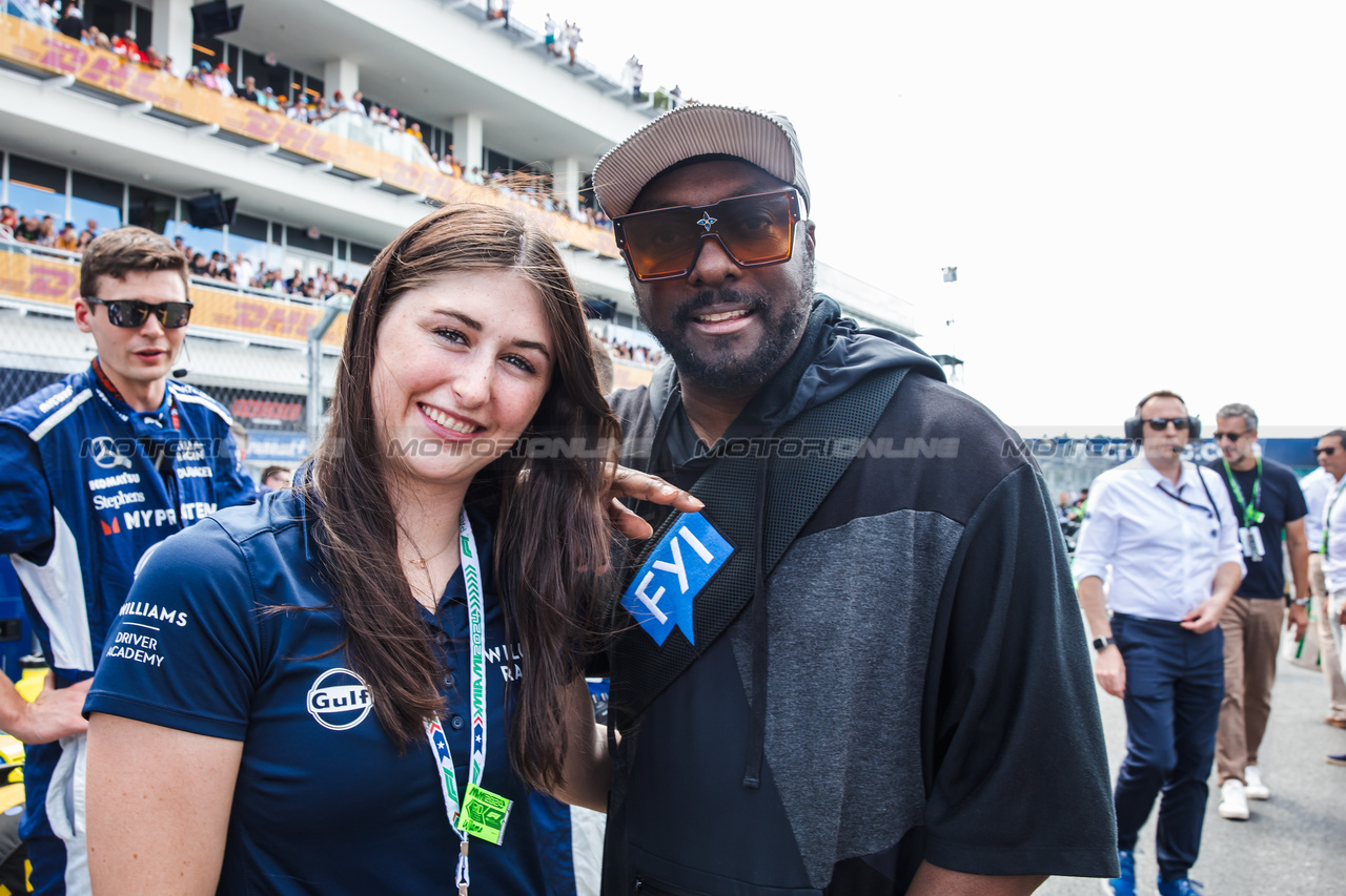 GP MIAMI, Lia Block (USA) Williams Academy Driver on the grid with will.i.am (USA) Black Eyed Peas.

05.05.2024. Formula 1 World Championship, Rd 6, Miami Grand Prix, Miami, Florida, USA, Gara Day.

- www.xpbimages.com, EMail: requests@xpbimages.com © Copyright: Bearne / XPB Images