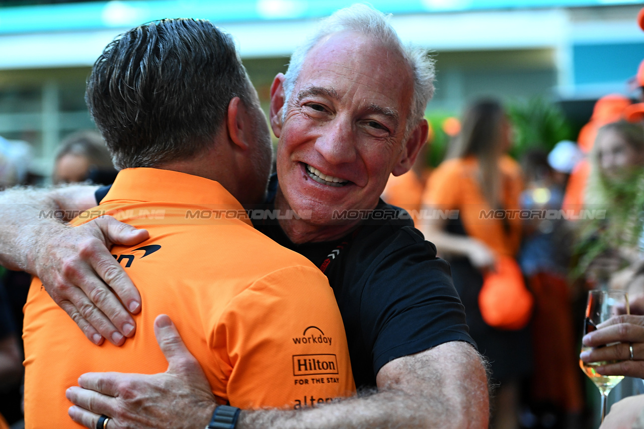 GP MIAMI, (L to R): Zak Brown (USA) McLaren Executive Director celebrates with Greg Maffei (USA) Liberty Media Corporation President e Chief Executive Officer.

05.05.2024. Formula 1 World Championship, Rd 6, Miami Grand Prix, Miami, Florida, USA, Gara Day.

- www.xpbimages.com, EMail: requests@xpbimages.com © Copyright: Bearne / XPB Images