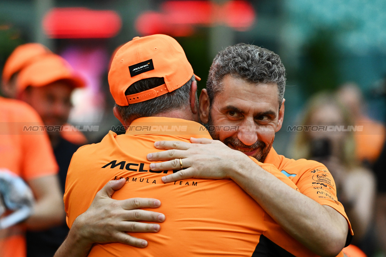 GP MIAMI, (L to R): Zak Brown (USA) McLaren Executive Director celebrates with Andrea Stella (ITA) McLaren Team Principal.

05.05.2024. Formula 1 World Championship, Rd 6, Miami Grand Prix, Miami, Florida, USA, Gara Day.

- www.xpbimages.com, EMail: requests@xpbimages.com © Copyright: Bearne / XPB Images