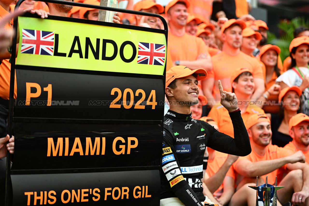 GP MIAMI, Gara winner Lando Norris (GBR) McLaren celebrates with the team.

05.05.2024. Formula 1 World Championship, Rd 6, Miami Grand Prix, Miami, Florida, USA, Gara Day.

- www.xpbimages.com, EMail: requests@xpbimages.com © Copyright: Bearne / XPB Images