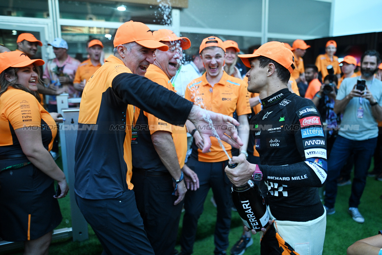 GP MIAMI, Gara winner Lando Norris (GBR) McLaren celebrates with the team.

05.05.2024. Formula 1 World Championship, Rd 6, Miami Grand Prix, Miami, Florida, USA, Gara Day.

- www.xpbimages.com, EMail: requests@xpbimages.com © Copyright: Bearne / XPB Images