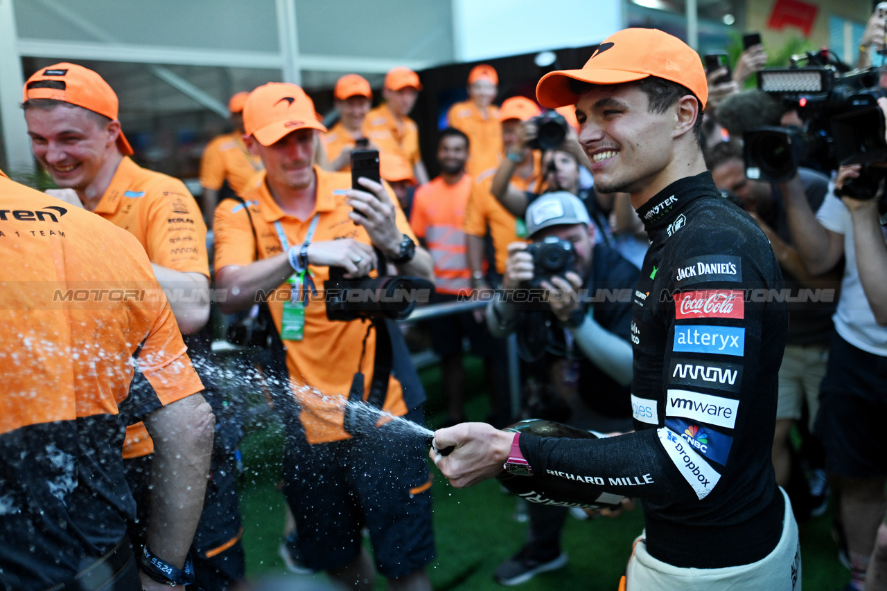 GP MIAMI, Gara winner Lando Norris (GBR) McLaren celebrates with the team.

05.05.2024. Formula 1 World Championship, Rd 6, Miami Grand Prix, Miami, Florida, USA, Gara Day.

- www.xpbimages.com, EMail: requests@xpbimages.com © Copyright: Bearne / XPB Images