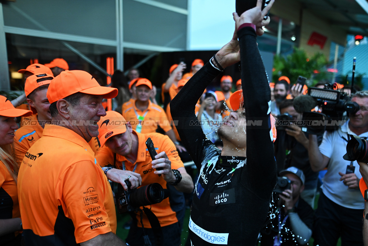 GP MIAMI, Gara winner Lando Norris (GBR) McLaren celebrates with the team.

05.05.2024. Formula 1 World Championship, Rd 6, Miami Grand Prix, Miami, Florida, USA, Gara Day.

- www.xpbimages.com, EMail: requests@xpbimages.com © Copyright: Bearne / XPB Images