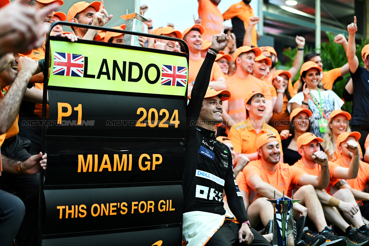 GP MIAMI, Gara winner Lando Norris (GBR) McLaren celebrates with the team.

05.05.2024. Formula 1 World Championship, Rd 6, Miami Grand Prix, Miami, Florida, USA, Gara Day.

- www.xpbimages.com, EMail: requests@xpbimages.com © Copyright: Bearne / XPB Images