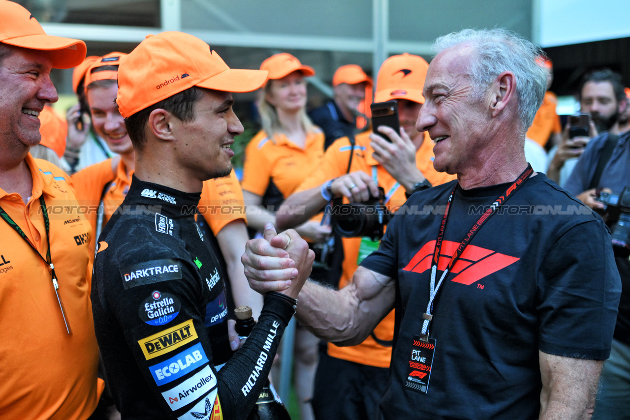 GP MIAMI, (L to R): Gara winner Lando Norris (GBR) McLaren celebrates with Greg Maffei (USA) Liberty Media Corporation President e Chief Executive Officer.

05.05.2024. Formula 1 World Championship, Rd 6, Miami Grand Prix, Miami, Florida, USA, Gara Day.

- www.xpbimages.com, EMail: requests@xpbimages.com © Copyright: Bearne / XPB Images