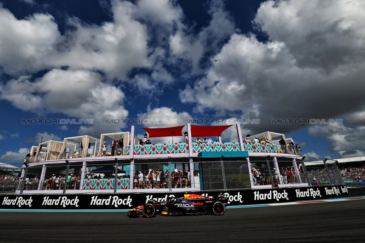 GP MIAMI, Sergio Perez (MEX) Red Bull Racing RB20.

05.05.2024. Formula 1 World Championship, Rd 6, Miami Grand Prix, Miami, Florida, USA, Gara Day.

 - www.xpbimages.com, EMail: requests@xpbimages.com © Copyright: Coates / XPB Images