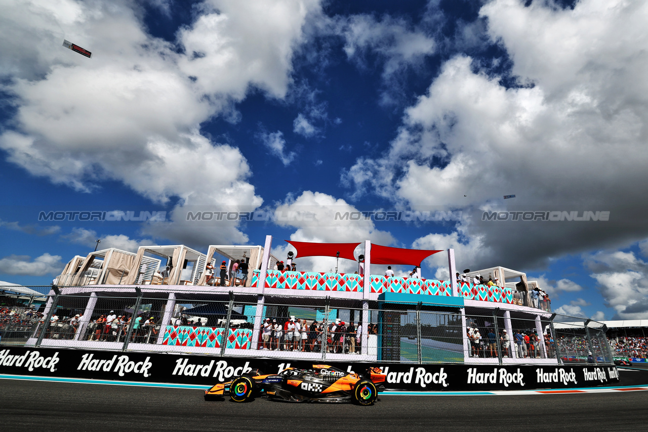 GP MIAMI, Oscar Piastri (AUS) McLaren MCL38.

05.05.2024. Formula 1 World Championship, Rd 6, Miami Grand Prix, Miami, Florida, USA, Gara Day.

 - www.xpbimages.com, EMail: requests@xpbimages.com © Copyright: Coates / XPB Images