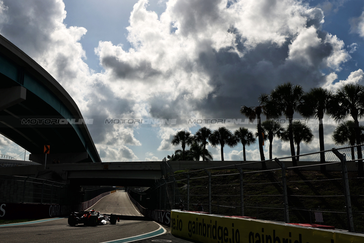 GP MIAMI, Lando Norris (GBR) McLaren MCL38.

05.05.2024. Formula 1 World Championship, Rd 6, Miami Grand Prix, Miami, Florida, USA, Gara Day.

 - www.xpbimages.com, EMail: requests@xpbimages.com © Copyright: Coates / XPB Images