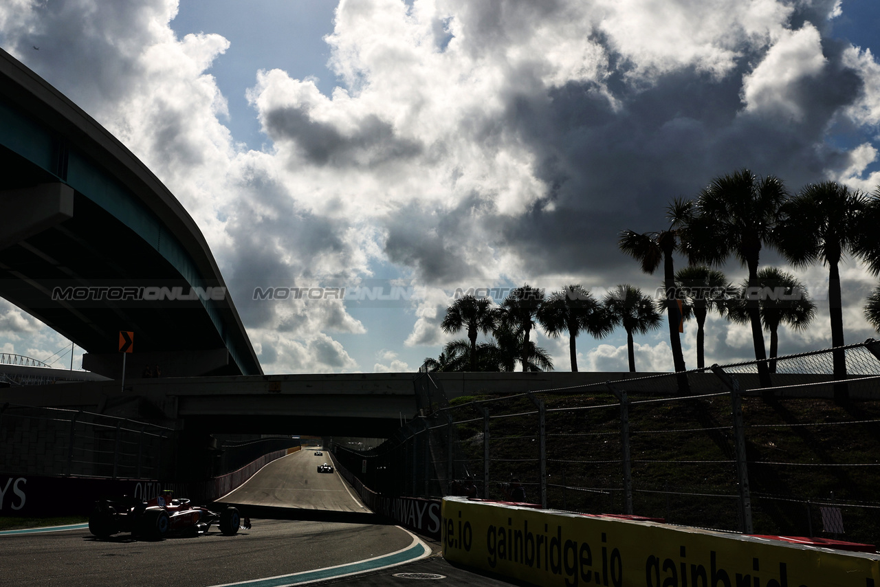 GP MIAMI, Carlos Sainz Jr (ESP) Ferrari SF-24.

05.05.2024. Formula 1 World Championship, Rd 6, Miami Grand Prix, Miami, Florida, USA, Gara Day.

 - www.xpbimages.com, EMail: requests@xpbimages.com © Copyright: Coates / XPB Images