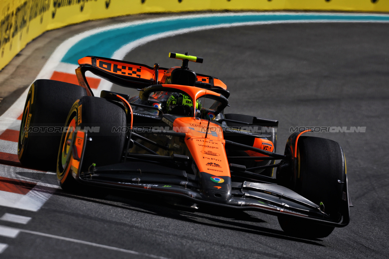 GP MIAMI, Lando Norris (GBR) McLaren MCL38.

05.05.2024. Formula 1 World Championship, Rd 6, Miami Grand Prix, Miami, Florida, USA, Gara Day.

 - www.xpbimages.com, EMail: requests@xpbimages.com © Copyright: Coates / XPB Images