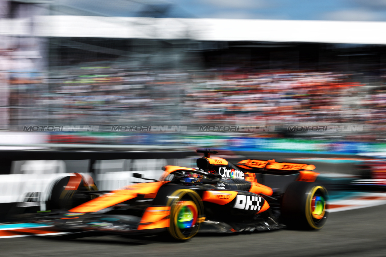 GP MIAMI, Oscar Piastri (AUS) McLaren MCL38.

05.05.2024. Formula 1 World Championship, Rd 6, Miami Grand Prix, Miami, Florida, USA, Gara Day.

 - www.xpbimages.com, EMail: requests@xpbimages.com © Copyright: Coates / XPB Images