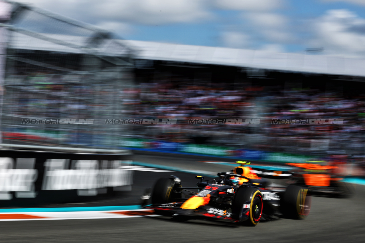 GP MIAMI, Sergio Perez (MEX) Red Bull Racing RB20.

05.05.2024. Formula 1 World Championship, Rd 6, Miami Grand Prix, Miami, Florida, USA, Gara Day.

 - www.xpbimages.com, EMail: requests@xpbimages.com © Copyright: Coates / XPB Images