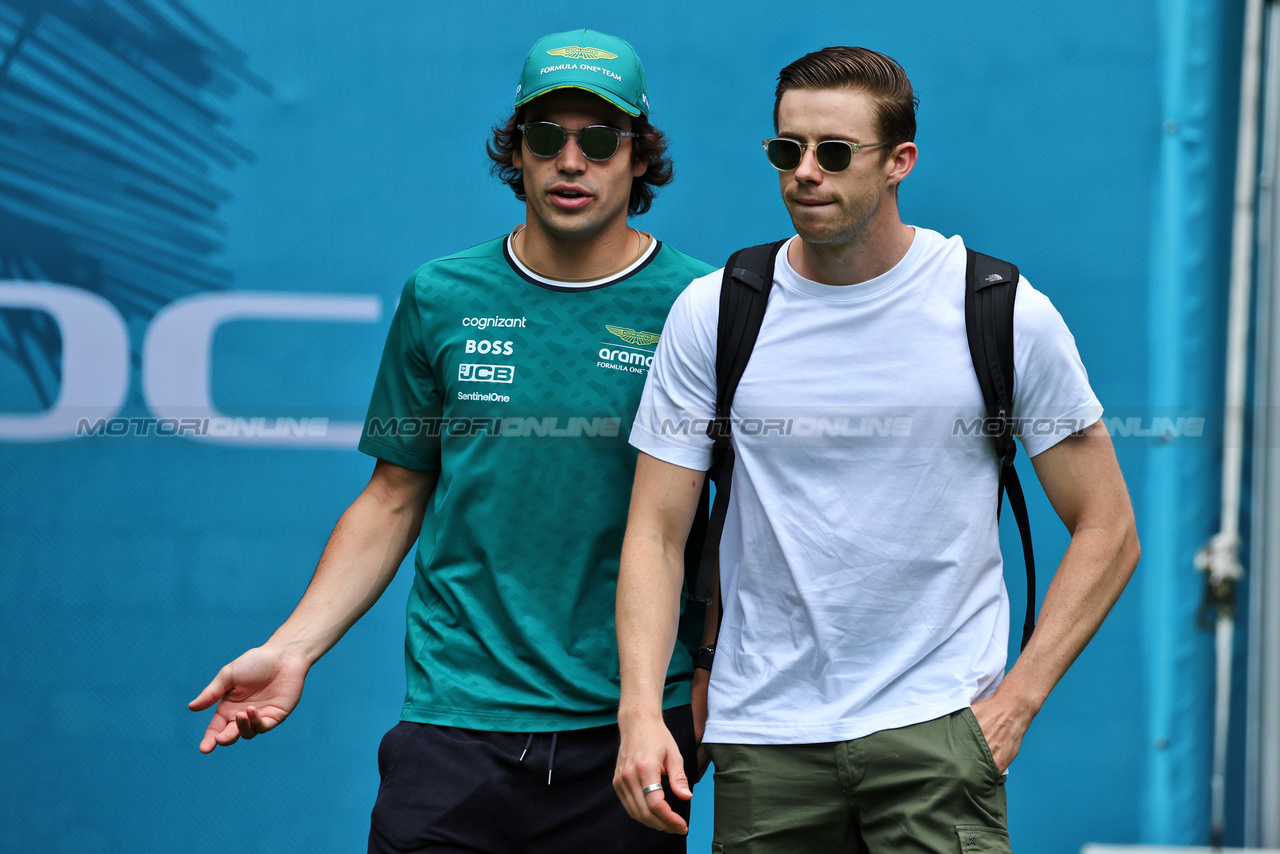 GP MIAMI, Lance Stroll (CDN) Aston Martin F1 Team (Left).

05.05.2024. Formula 1 World Championship, Rd 6, Miami Grand Prix, Miami, Florida, USA, Gara Day.

- www.xpbimages.com, EMail: requests@xpbimages.com © Copyright: Moy / XPB Images