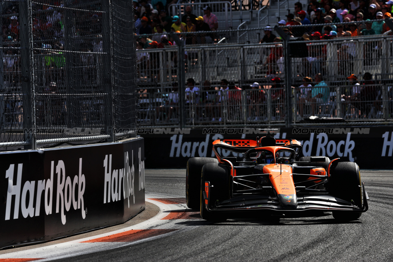 GP MIAMI, Oscar Piastri (AUS) McLaren MCL38.

05.05.2024. Formula 1 World Championship, Rd 6, Miami Grand Prix, Miami, Florida, USA, Gara Day.

 - www.xpbimages.com, EMail: requests@xpbimages.com © Copyright: Coates / XPB Images