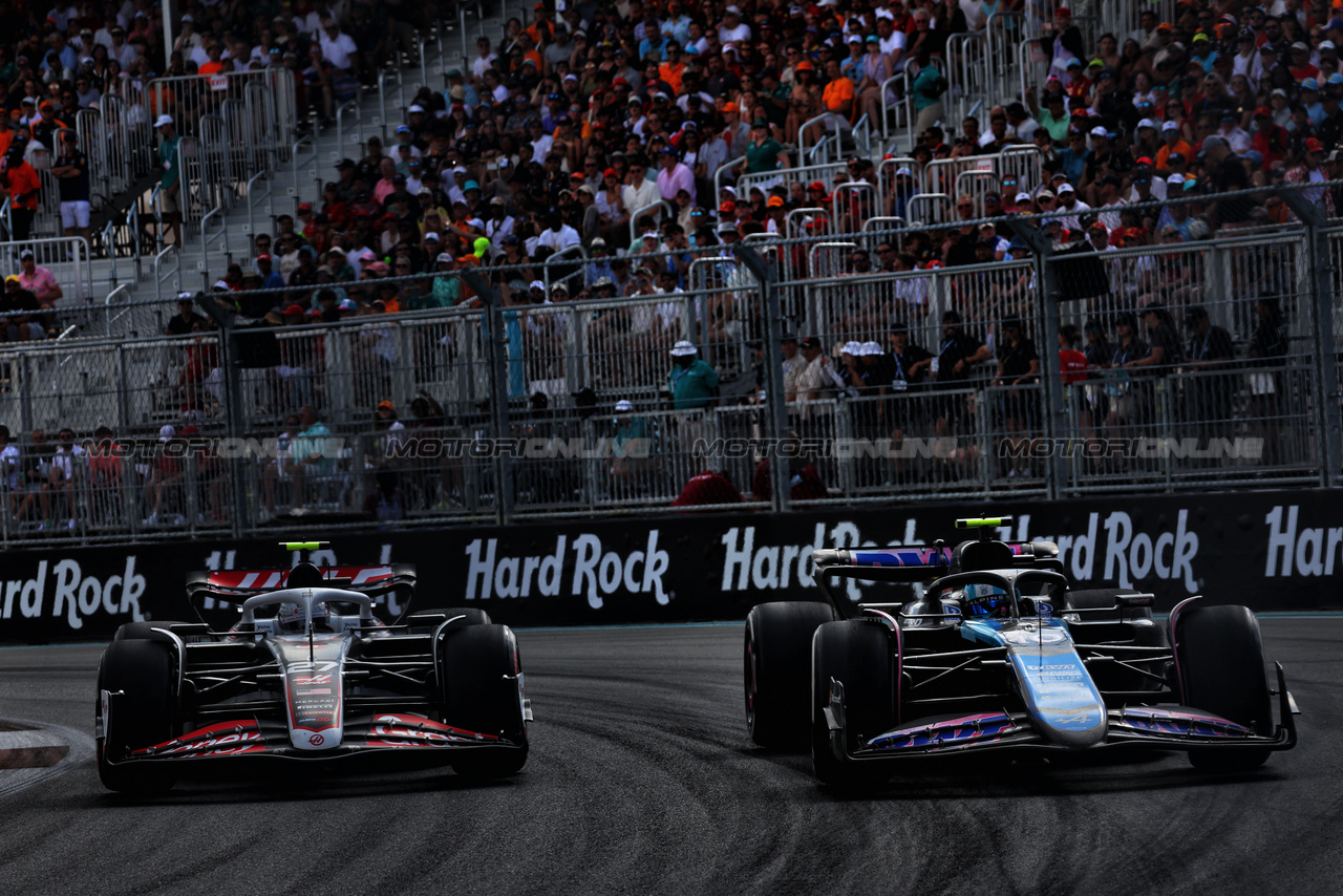 GP MIAMI, (L to R): Nico Hulkenberg (GER) Haas VF-24 e Pierre Gasly (FRA) Alpine F1 Team A524 battle for position.

05.05.2024. Formula 1 World Championship, Rd 6, Miami Grand Prix, Miami, Florida, USA, Gara Day.

 - www.xpbimages.com, EMail: requests@xpbimages.com © Copyright: Coates / XPB Images