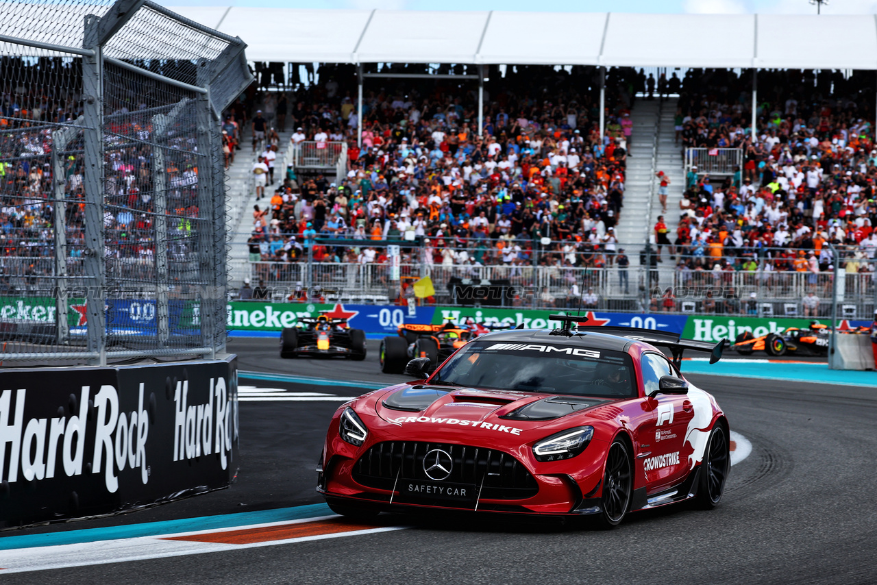 GP MIAMI, Lando Norris (GBR) McLaren MCL38 davanti a behind the Mercedes FIA Safety Car.

05.05.2024. Formula 1 World Championship, Rd 6, Miami Grand Prix, Miami, Florida, USA, Gara Day.

 - www.xpbimages.com, EMail: requests@xpbimages.com © Copyright: Coates / XPB Images