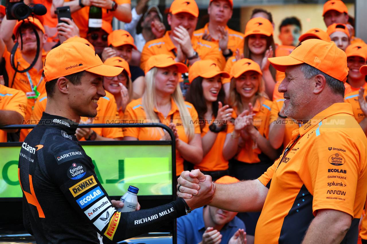 GP MIAMI, (L to R): Gara winner Lando Norris (GBR) McLaren celebrates with Zak Brown (USA) McLaren Executive Director e the team.

05.05.2024. Formula 1 World Championship, Rd 6, Miami Grand Prix, Miami, Florida, USA, Gara Day.

 - www.xpbimages.com, EMail: requests@xpbimages.com © Copyright: Coates / XPB Images