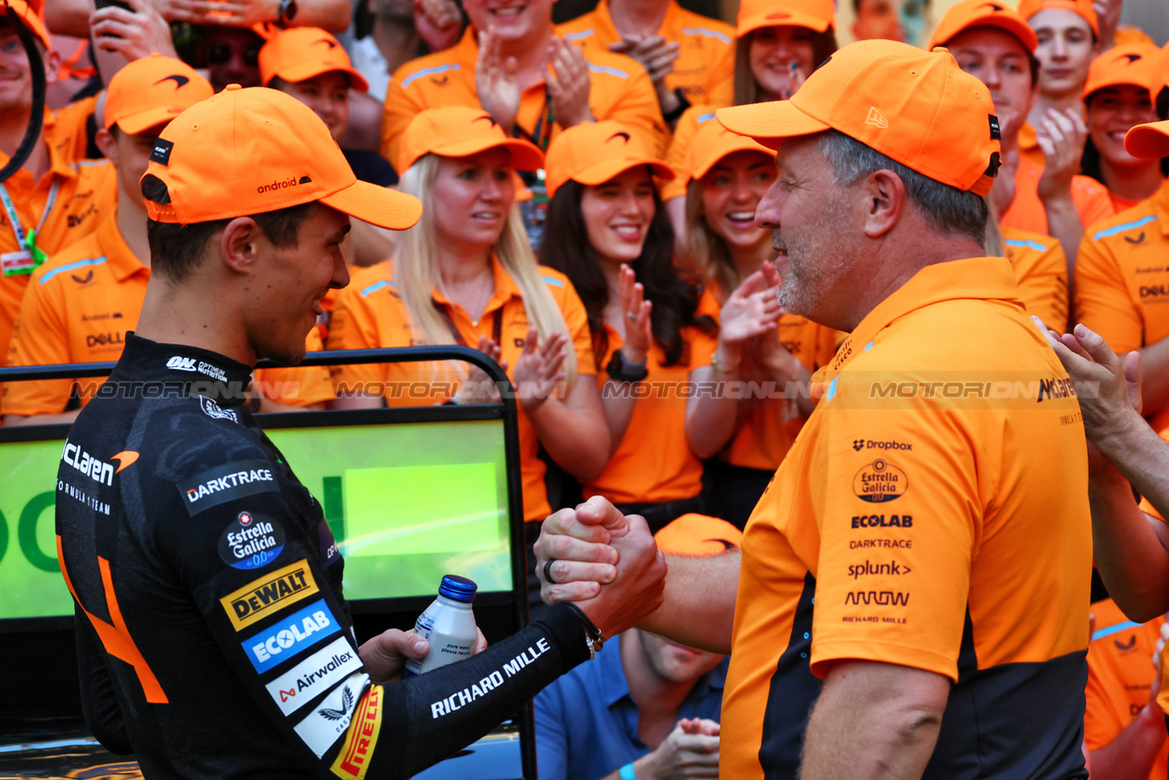 GP MIAMI, (L to R): Gara winner Lando Norris (GBR) McLaren celebrates with Zak Brown (USA) McLaren Executive Director e the team.

05.05.2024. Formula 1 World Championship, Rd 6, Miami Grand Prix, Miami, Florida, USA, Gara Day.

 - www.xpbimages.com, EMail: requests@xpbimages.com © Copyright: Coates / XPB Images