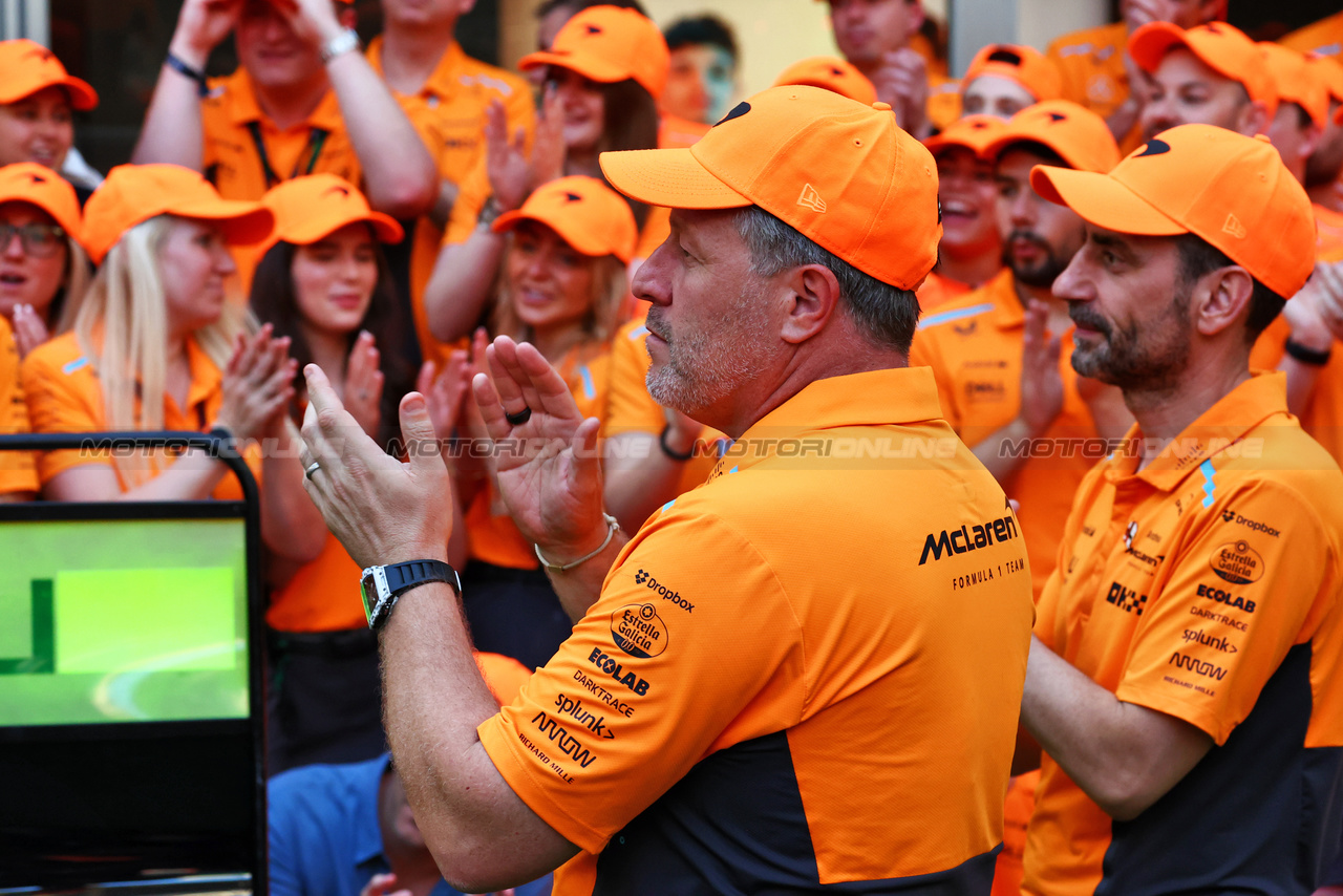 GP MIAMI, (L to R): Zak Brown (USA) McLaren Executive Director e Andrea Stella (ITA) McLaren Team Principal celebrate with the team.

05.05.2024. Formula 1 World Championship, Rd 6, Miami Grand Prix, Miami, Florida, USA, Gara Day.

 - www.xpbimages.com, EMail: requests@xpbimages.com © Copyright: Coates / XPB Images