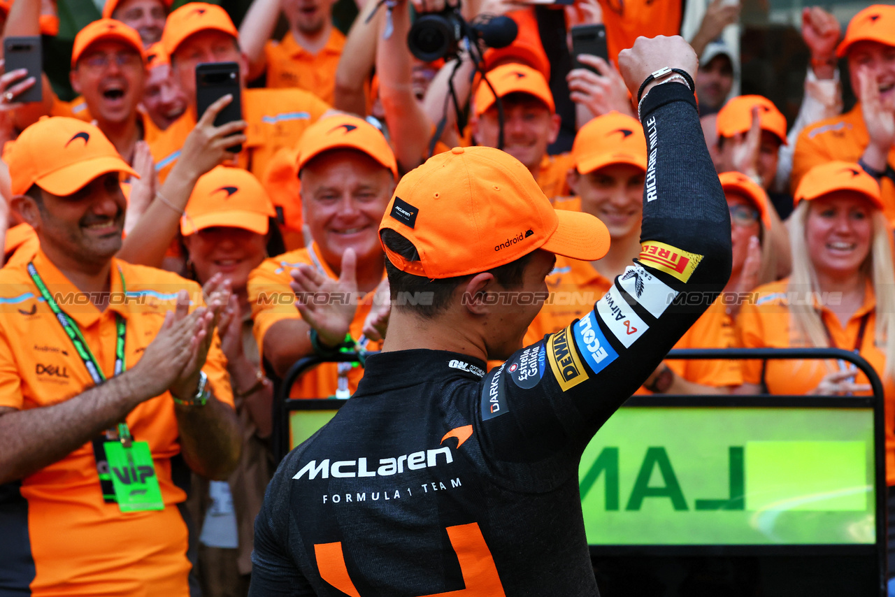 GP MIAMI, Gara winner Lando Norris (GBR) McLaren celebrates with the team.

05.05.2024. Formula 1 World Championship, Rd 6, Miami Grand Prix, Miami, Florida, USA, Gara Day.

 - www.xpbimages.com, EMail: requests@xpbimages.com © Copyright: Coates / XPB Images