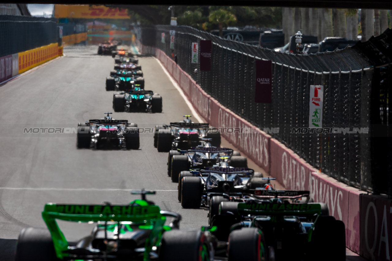 GP MIAMI, (L to R): Esteban Ocon (FRA) Alpine F1 Team A524 e Pierre Gasly (FRA) Alpine F1 Team A524 battle for position.

05.05.2024. Formula 1 World Championship, Rd 6, Miami Grand Prix, Miami, Florida, USA, Gara Day.

 - www.xpbimages.com, EMail: requests@xpbimages.com © Copyright: Coates / XPB Images