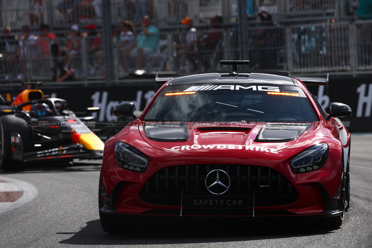 GP MIAMI, Lando Norris (GBR) McLaren MCL38 davanti a behind the Mercedes FIA Safety Car.

05.05.2024. Formula 1 World Championship, Rd 6, Miami Grand Prix, Miami, Florida, USA, Gara Day.

 - www.xpbimages.com, EMail: requests@xpbimages.com © Copyright: Coates / XPB Images