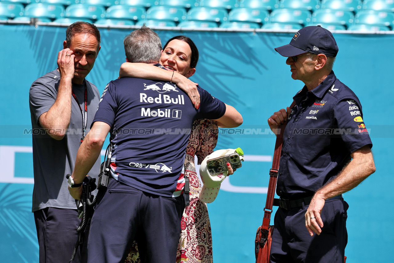 GP MIAMI, (L to R): Oliver Mintzlaff (GER) Red Bull Managing Director; Paul Monaghan (GBR) Red Bull Racing Chief Engineer; Amanda Newey (GBR); e Adrian Newey (GBR) Red Bull Racing Chief Technical Officer.

05.05.2024. Formula 1 World Championship, Rd 6, Miami Grand Prix, Miami, Florida, USA, Gara Day.

- www.xpbimages.com, EMail: requests@xpbimages.com © Copyright: Moy / XPB Images