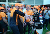 GP MIAMI, Gara winner Lando Norris (GBR) McLaren celebrates with the team.
05.05.2024. Formula 1 World Championship, Rd 6, Miami Grand Prix, Miami, Florida, USA, Gara Day.
- www.xpbimages.com, EMail: requests@xpbimages.com © Copyright: Bearne / XPB Images