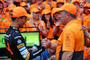 GP MIAMI, (L to R): Gara winner Lando Norris (GBR) McLaren celebrates with Zak Brown (USA) McLaren Executive Director e the team.
05.05.2024. Formula 1 World Championship, Rd 6, Miami Grand Prix, Miami, Florida, USA, Gara Day.
 - www.xpbimages.com, EMail: requests@xpbimages.com © Copyright: Coates / XPB Images