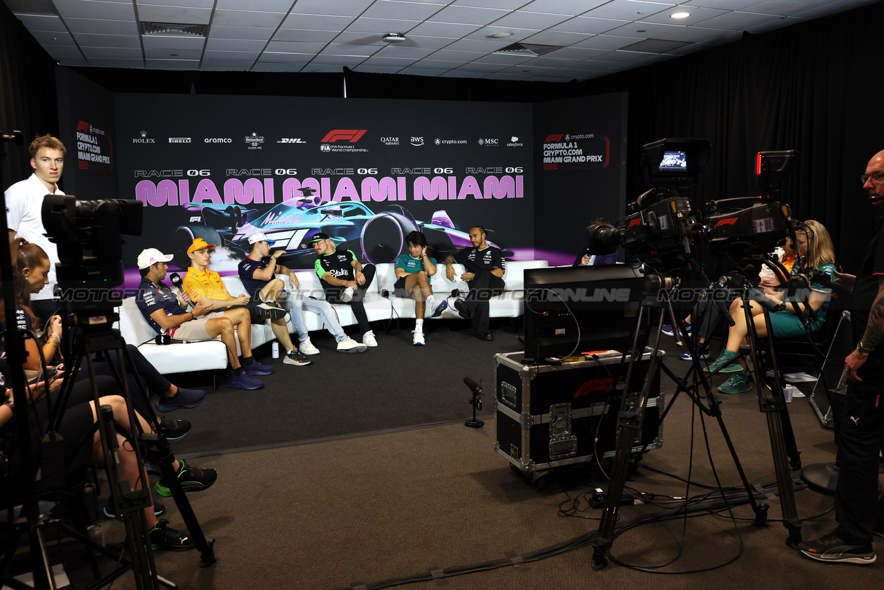 GP MIAMI, (L to R): Sergio Perez (MEX) Red Bull Racing; Oscar Piastri (AUS) McLaren; Logan Sargeant (USA) Williams Racing; Valtteri Bottas (FIN) Sauber; Lance Stroll (CDN) Aston Martin F1 Team; e Lewis Hamilton (GBR) Mercedes AMG F1, in the FIA Press Conference.

02.05.2024. Formula 1 World Championship, Rd 6, Miami Grand Prix, Miami, Florida, USA, Preparation Day.

- www.xpbimages.com, EMail: requests@xpbimages.com © Copyright: Bearne / XPB Images