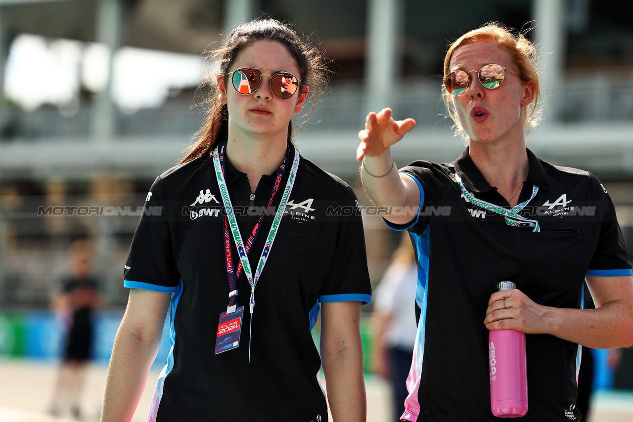 GP MIAMI, Abbi Pulling (GBR) Rodin Motorsport e Alice Powell (GBR) Alpine Academy Talent Identification & Development Mentor.

02.05.2024. FIA Formula Academy, Rd 2, Miami, Florida, USA, Giovedi'.

- www.xpbimages.com, EMail: requests@xpbimages.com Copyright: XPB Images