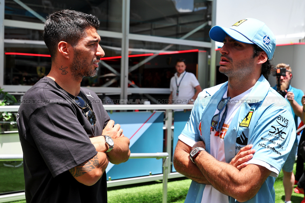 GP MIAMI, (L to R): Luis Suarez (URU) Inter Miami Football Player, with Carlos Sainz Jr (ESP) Ferrari.

02.05.2024. Formula 1 World Championship, Rd 6, Miami Grand Prix, Miami, Florida, USA, Preparation Day.

- www.xpbimages.com, EMail: requests@xpbimages.com © Copyright: Moy / XPB Images