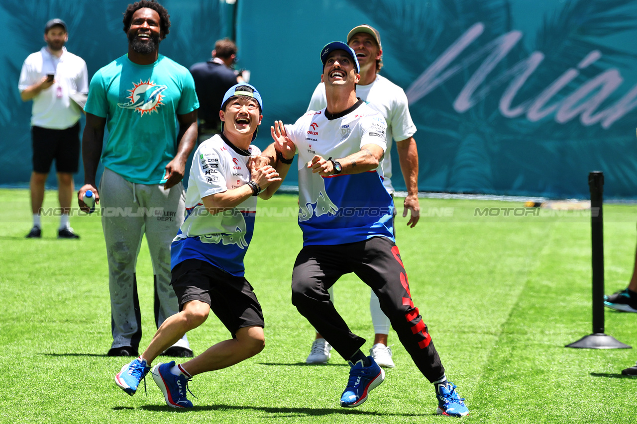 GP MIAMI, (L to R): Yuki Tsunoda (JPN) RB e Daniel Ricciardo (AUS) RB  play American football in the paddock.

02.05.2024. Formula 1 World Championship, Rd 6, Miami Grand Prix, Miami, Florida, USA, Preparation Day.

- www.xpbimages.com, EMail: requests@xpbimages.com © Copyright: Moy / XPB Images