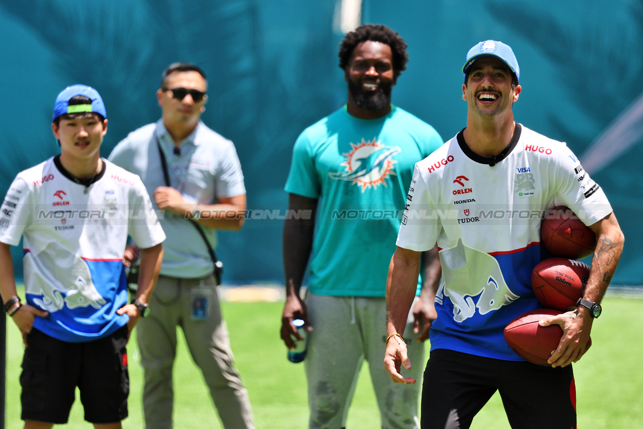 GP MIAMI, (L to R): Yuki Tsunoda (JPN) RB e Daniel Ricciardo (AUS) RB  play American football in the paddock.

02.05.2024. Formula 1 World Championship, Rd 6, Miami Grand Prix, Miami, Florida, USA, Preparation Day.

- www.xpbimages.com, EMail: requests@xpbimages.com © Copyright: Moy / XPB Images