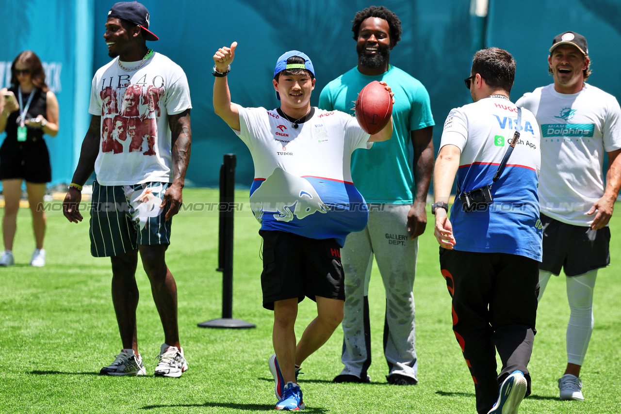 GP MIAMI, Yuki Tsunoda (JPN) RB plays American football in the paddock.

02.05.2024. Formula 1 World Championship, Rd 6, Miami Grand Prix, Miami, Florida, USA, Preparation Day.

- www.xpbimages.com, EMail: requests@xpbimages.com © Copyright: Moy / XPB Images