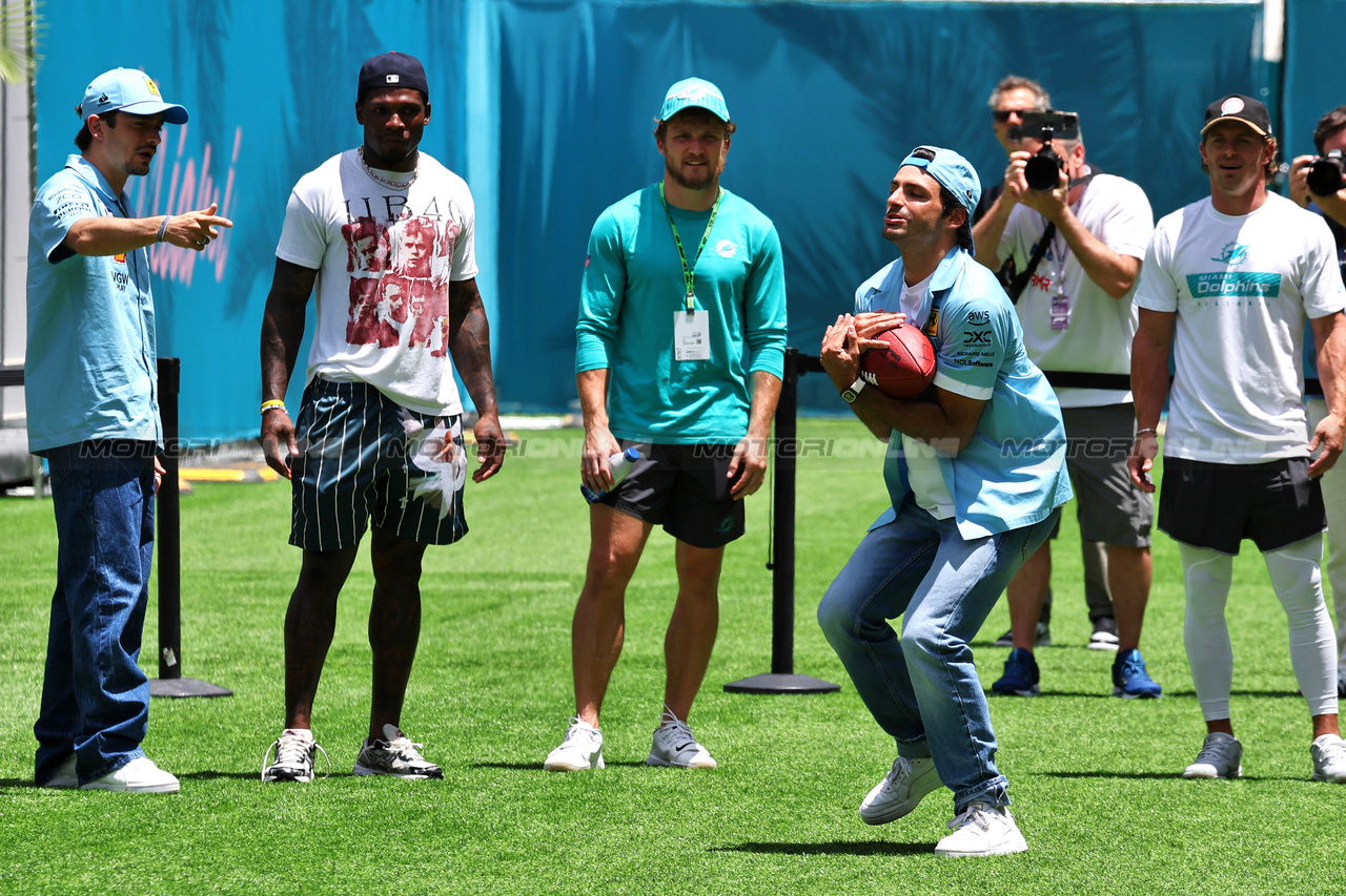 GP MIAMI, Carlos Sainz Jr (ESP) Ferrari plays American football in the paddock.

02.05.2024. Formula 1 World Championship, Rd 6, Miami Grand Prix, Miami, Florida, USA, Preparation Day.

- www.xpbimages.com, EMail: requests@xpbimages.com © Copyright: Moy / XPB Images