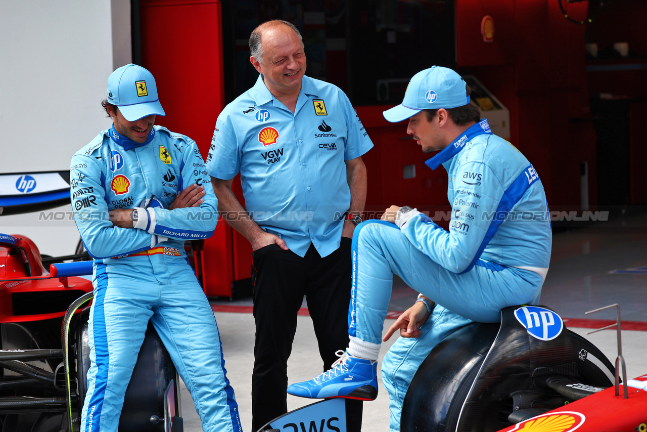 GP MIAMI, (L to R): Carlos Sainz Jr (ESP) Ferrari; Frederic Vasseur (FRA) Ferrari Team Principal; e Charles Leclerc (MON) Ferrari - blue race suit e team kit.

02.05.2024. Formula 1 World Championship, Rd 6, Miami Grand Prix, Miami, Florida, USA, Preparation Day.

- www.xpbimages.com, EMail: requests@xpbimages.com © Copyright: Charniaux / XPB Images