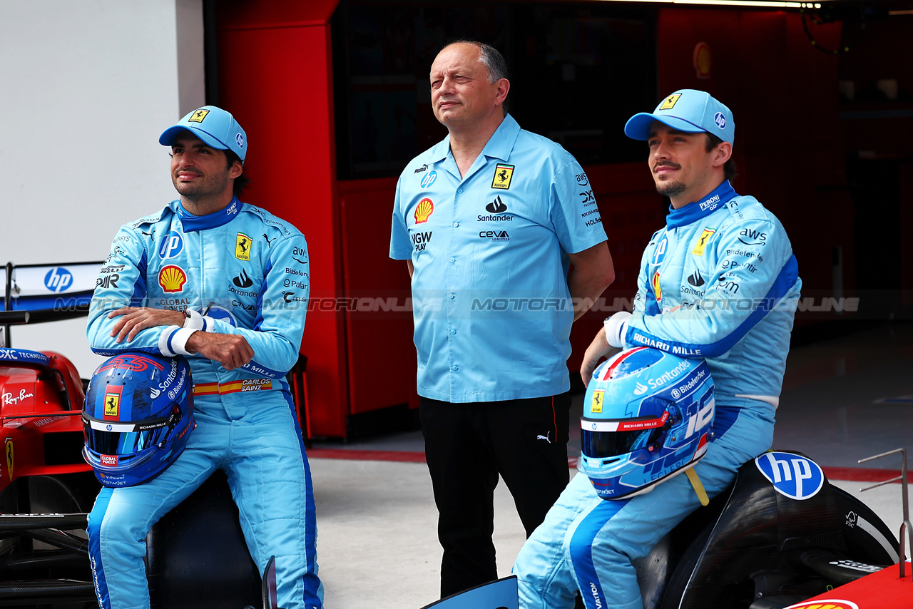 GP MIAMI, (L to R): Carlos Sainz Jr (ESP) Ferrari; Frederic Vasseur (FRA) Ferrari Team Principal; e Charles Leclerc (MON) Ferrari - blue race suit e team kit.

02.05.2024. Formula 1 World Championship, Rd 6, Miami Grand Prix, Miami, Florida, USA, Preparation Day.

- www.xpbimages.com, EMail: requests@xpbimages.com © Copyright: Charniaux / XPB Images