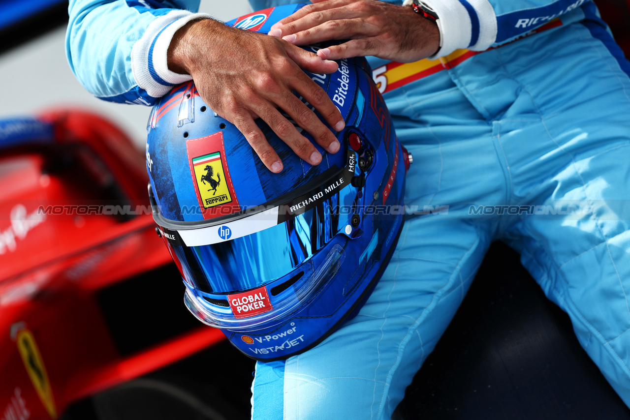 GP MIAMI, The helmet of Carlos Sainz Jr (ESP) Ferrari - blue race suit.

02.05.2024. Formula 1 World Championship, Rd 6, Miami Grand Prix, Miami, Florida, USA, Preparation Day.

- www.xpbimages.com, EMail: requests@xpbimages.com © Copyright: Charniaux / XPB Images