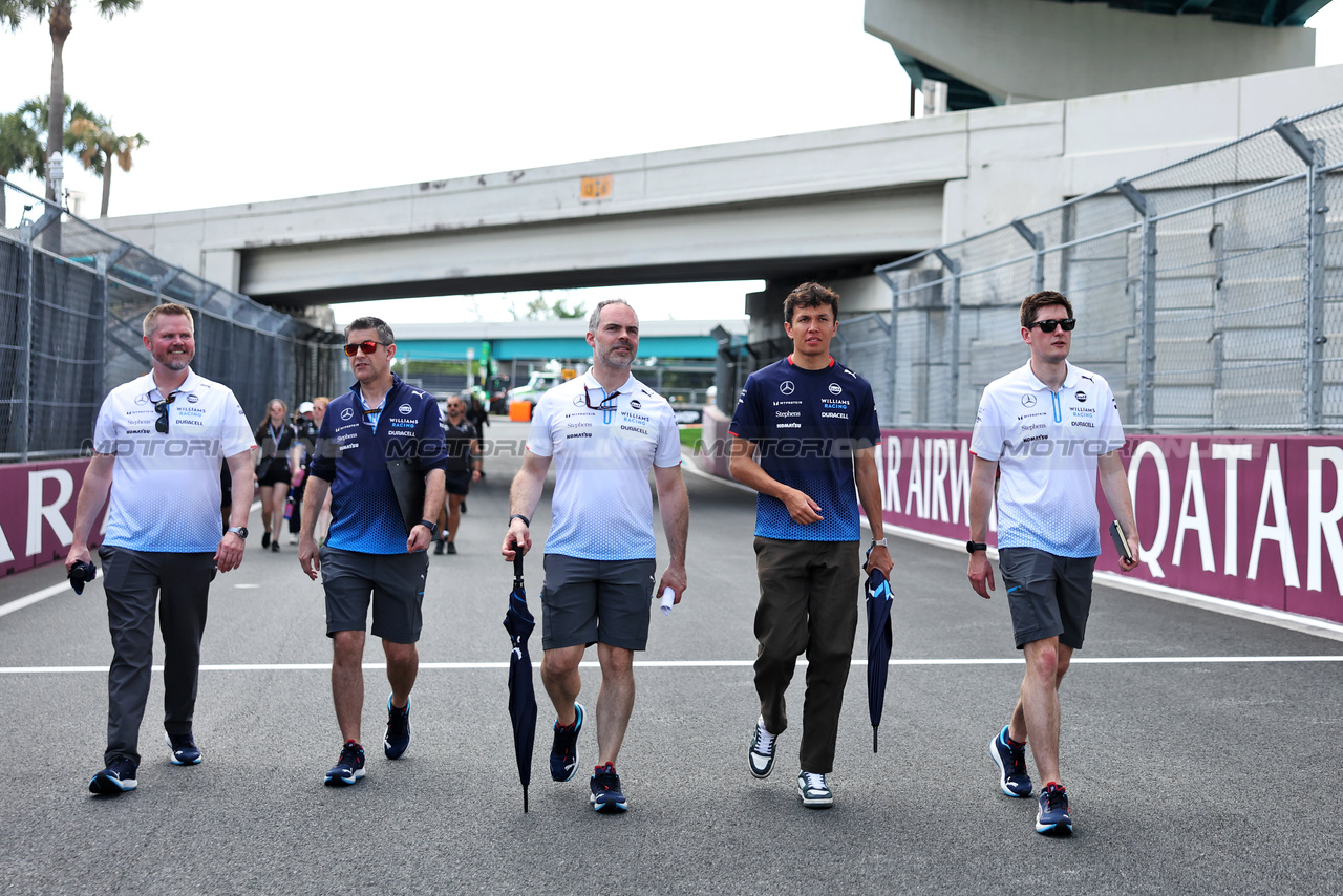 GP MIAMI, Alexander Albon (THA) Williams Racing walks the circuit with the team.

02.05.2024. Formula 1 World Championship, Rd 6, Miami Grand Prix, Miami, Florida, USA, Preparation Day.

- www.xpbimages.com, EMail: requests@xpbimages.com © Copyright: Bearne / XPB Images