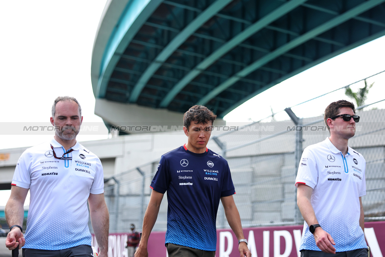 GP MIAMI, Alexander Albon (THA) Williams Racing walks the circuit with the team.

02.05.2024. Formula 1 World Championship, Rd 6, Miami Grand Prix, Miami, Florida, USA, Preparation Day.

- www.xpbimages.com, EMail: requests@xpbimages.com © Copyright: Bearne / XPB Images