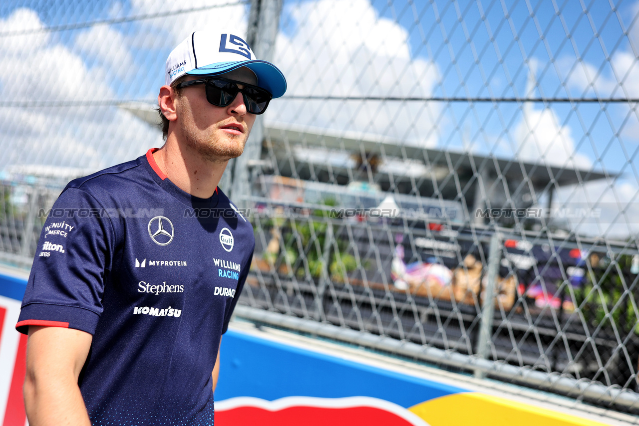 GP MIAMI, Logan Sargeant (USA) Williams Racing walks the circuit.

02.05.2024. Formula 1 World Championship, Rd 6, Miami Grand Prix, Miami, Florida, USA, Preparation Day.

- www.xpbimages.com, EMail: requests@xpbimages.com © Copyright: Bearne / XPB Images