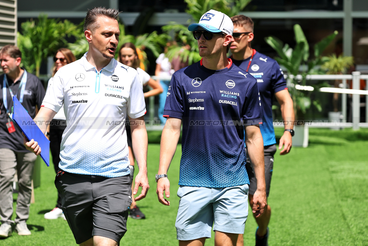 GP MIAMI, Logan Sargeant (USA) Williams Racing with Gaetan Jego, Williams Racing Gara Engineer.

02.05.2024. Formula 1 World Championship, Rd 6, Miami Grand Prix, Miami, Florida, USA, Preparation Day.

- www.xpbimages.com, EMail: requests@xpbimages.com © Copyright: Bearne / XPB Images