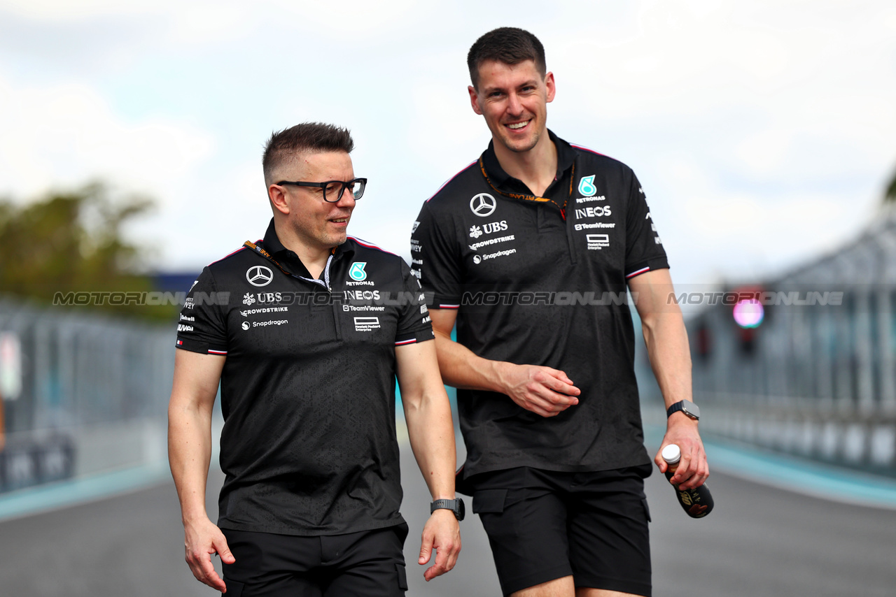 GP MIAMI, Peter Bonnington (GBR) Mercedes AMG F1 Gara Engineer (Left) walks the circuit.

02.05.2024. Formula 1 World Championship, Rd 6, Miami Grand Prix, Miami, Florida, USA, Preparation Day.

 - www.xpbimages.com, EMail: requests@xpbimages.com © Copyright: Staley / XPB Images