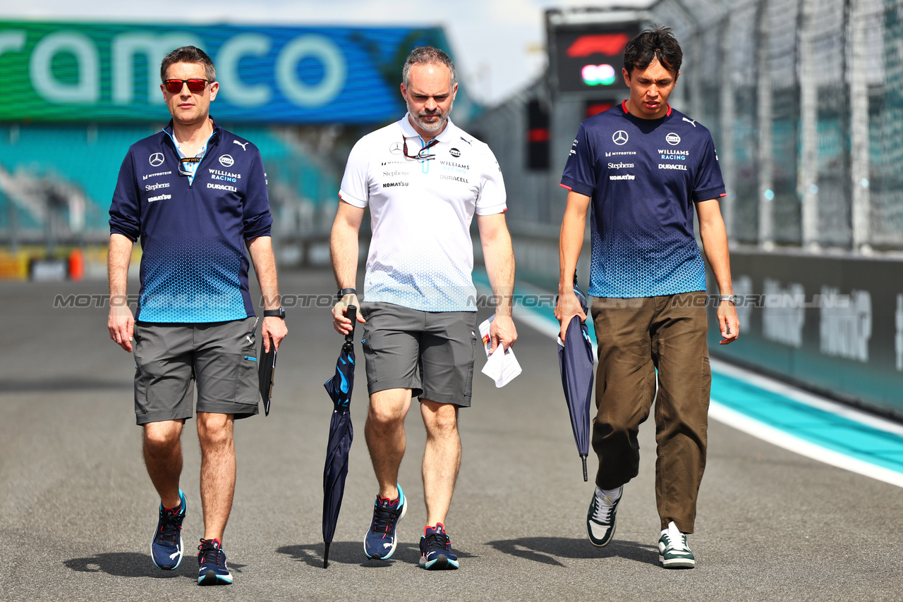 GP MIAMI, Alexander Albon (THA) Williams Racing walks the circuit with the team.

02.05.2024. Formula 1 World Championship, Rd 6, Miami Grand Prix, Miami, Florida, USA, Preparation Day.

 - www.xpbimages.com, EMail: requests@xpbimages.com © Copyright: Staley / XPB Images