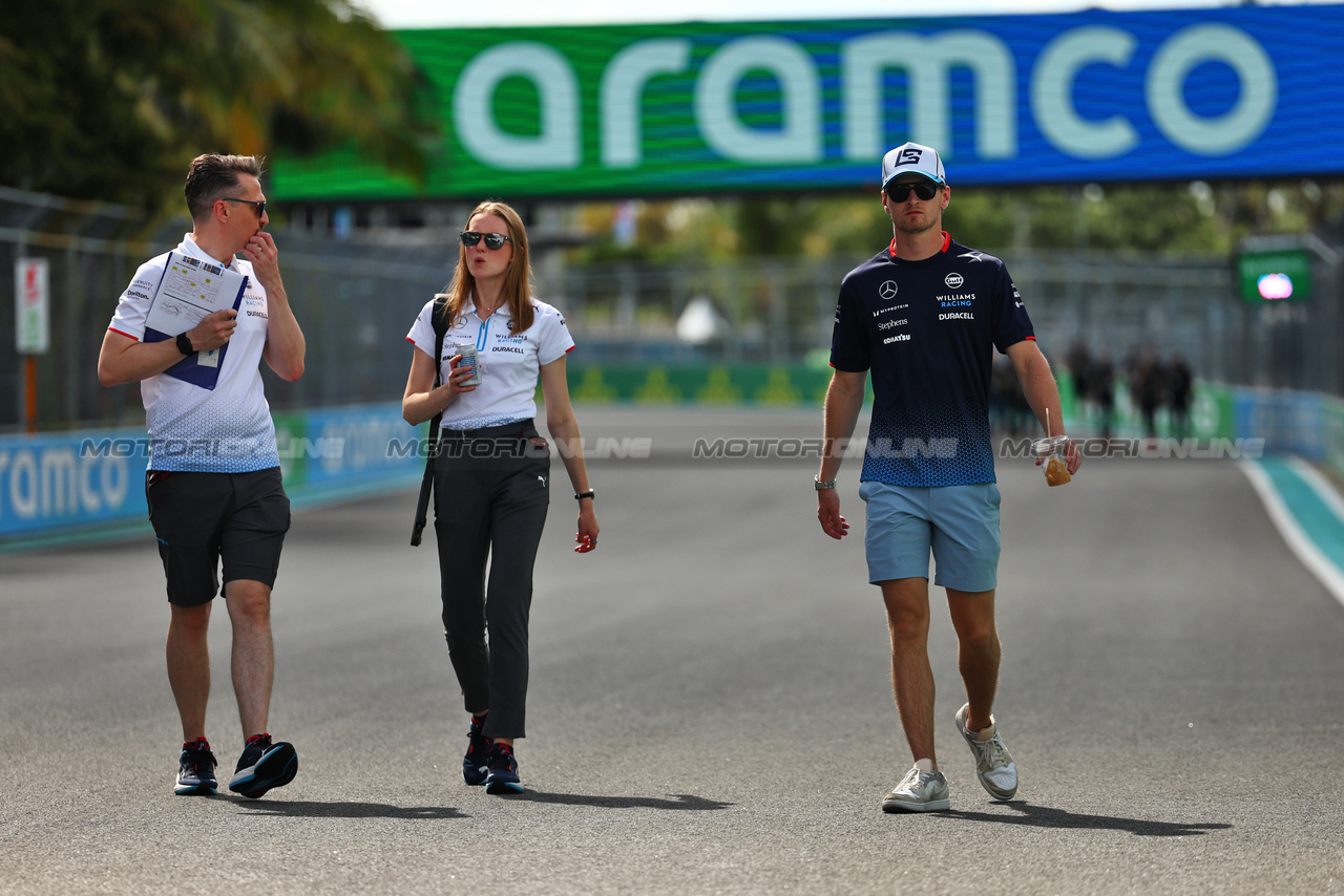 GP MIAMI, Logan Sargeant (USA) Williams Racing walks the circuit with the team.

02.05.2024. Formula 1 World Championship, Rd 6, Miami Grand Prix, Miami, Florida, USA, Preparation Day.

 - www.xpbimages.com, EMail: requests@xpbimages.com © Copyright: Staley / XPB Images