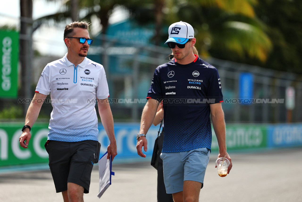 GP MIAMI, Logan Sargeant (USA) Williams Racing walks the circuit with Gaetan Jego, Williams Racing Gara Engineer.

02.05.2024. Formula 1 World Championship, Rd 6, Miami Grand Prix, Miami, Florida, USA, Preparation Day.

 - www.xpbimages.com, EMail: requests@xpbimages.com © Copyright: Staley / XPB Images