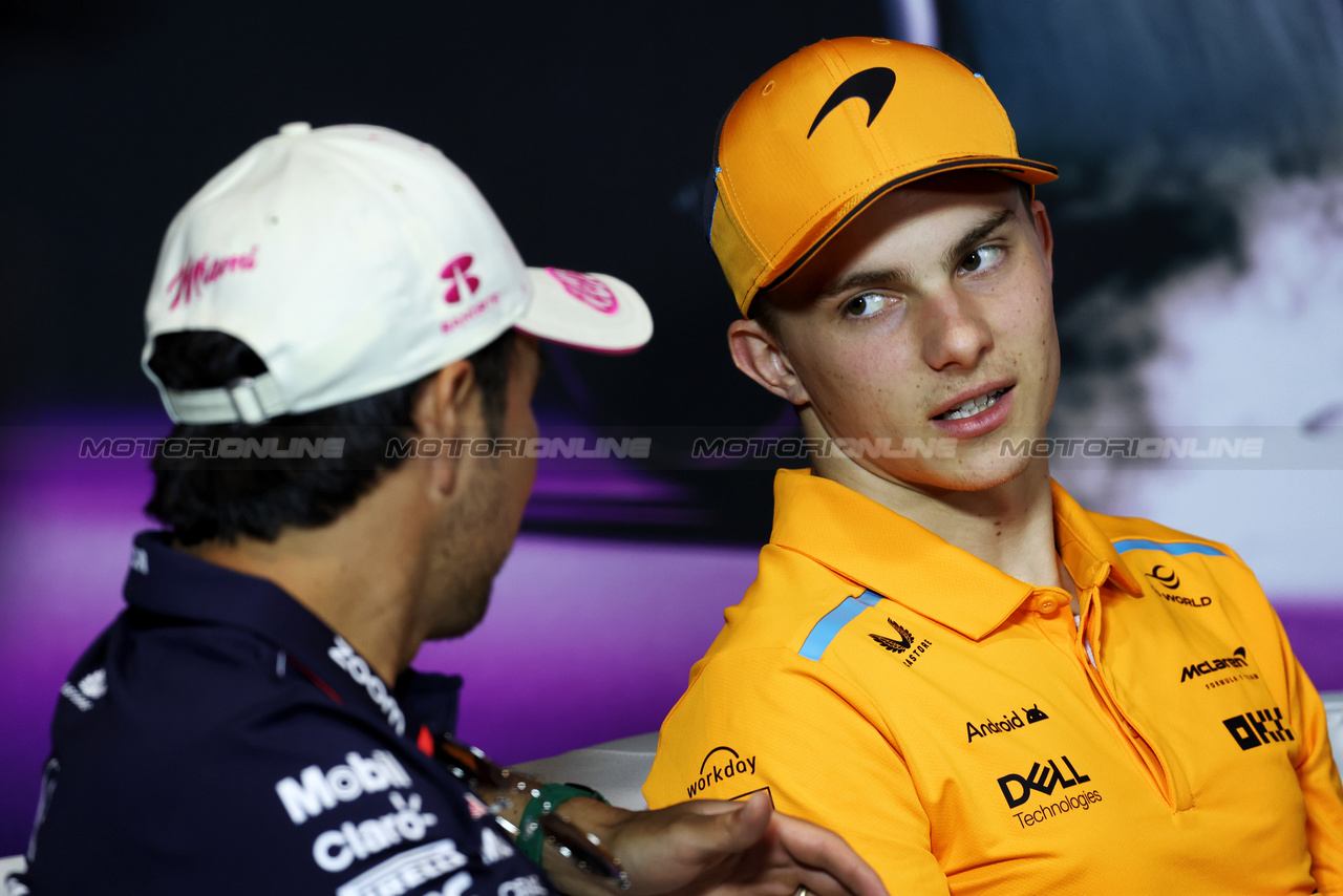 GP MIAMI, Oscar Piastri (AUS) McLaren e Sergio Perez (MEX) Red Bull Racing in the FIA Press Conference.

02.05.2024. Formula 1 World Championship, Rd 6, Miami Grand Prix, Miami, Florida, USA, Preparation Day.

- www.xpbimages.com, EMail: requests@xpbimages.com © Copyright: Bearne / XPB Images