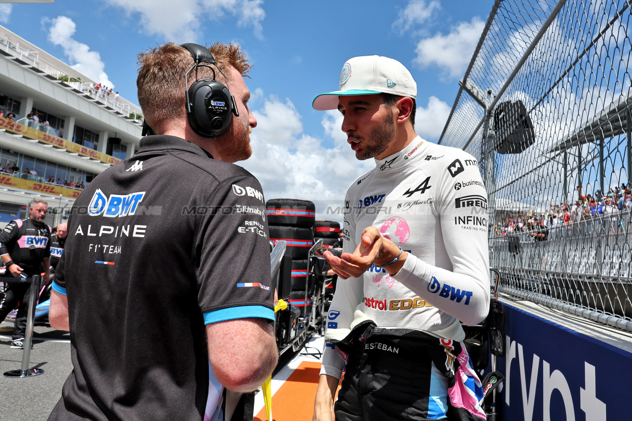 GP MIAMI, Esteban Ocon (FRA) Alpine F1 Team with Josh Peckett (GBR) Alpine F1 Team Gara Engineer on the grid.

04.05.2024. Formula 1 World Championship, Rd 6, Miami Grand Prix, Miami, Florida, USA, Sprint e Qualifiche Day.

- www.xpbimages.com, EMail: requests@xpbimages.com © Copyright: Moy / XPB Images