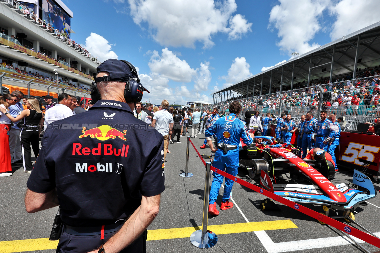 GP MIAMI, Adrian Newey (GBR) Red Bull Racing Chief Technical Officer on the grid.

04.05.2024. Formula 1 World Championship, Rd 6, Miami Grand Prix, Miami, Florida, USA, Sprint e Qualifiche Day.

- www.xpbimages.com, EMail: requests@xpbimages.com © Copyright: Moy / XPB Images